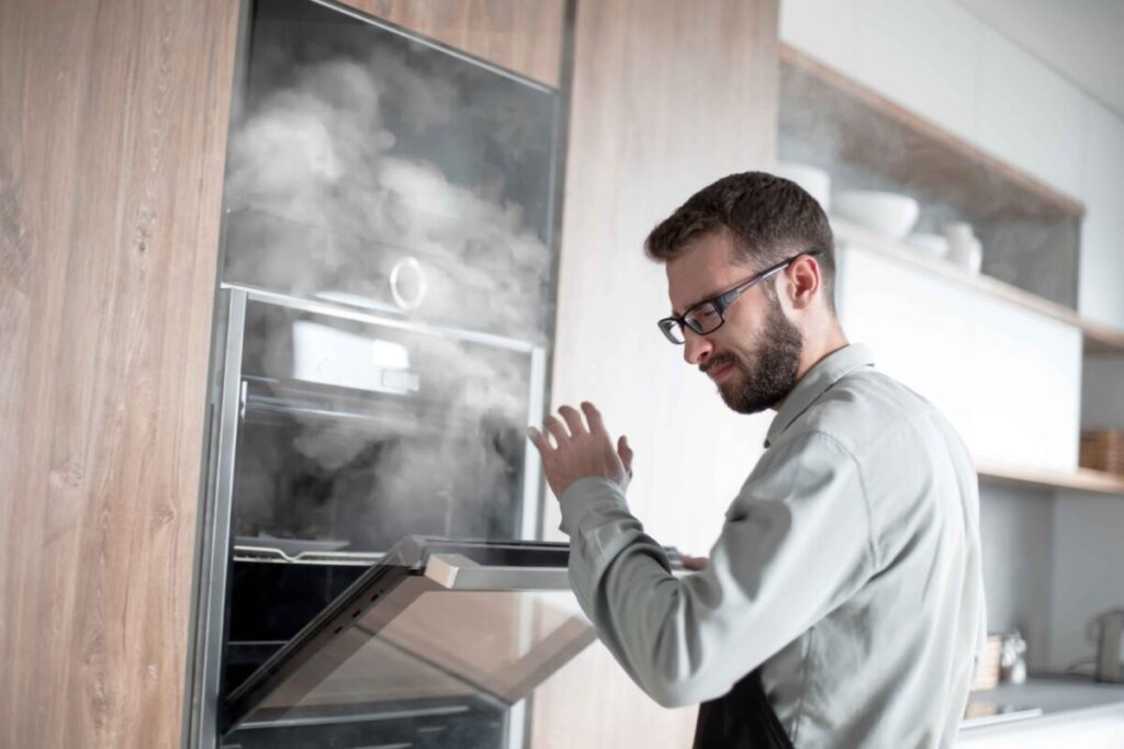 Prévenir les mauvaises odeurs dans le four : astuces simples et efficaces